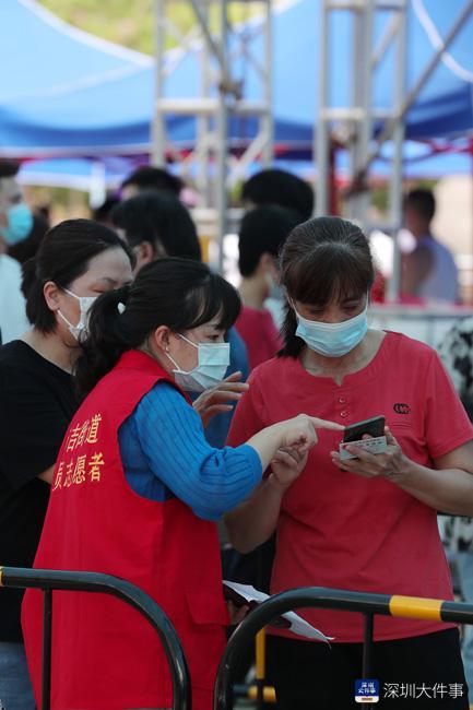 核酸检测志愿者先被汗水湿透后被雨淋透带三套衣不够换