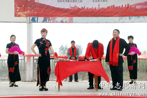 安徽滁州定远爱心志愿者协会开展重阳节献爱心活动