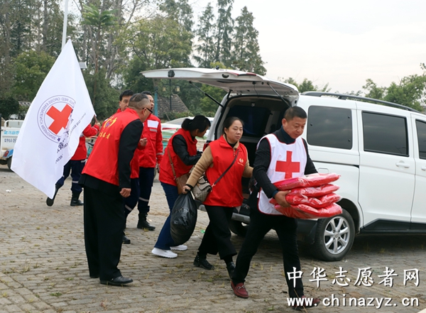 安徽滁州定远爱心志愿者协会开展重阳节献爱心活动