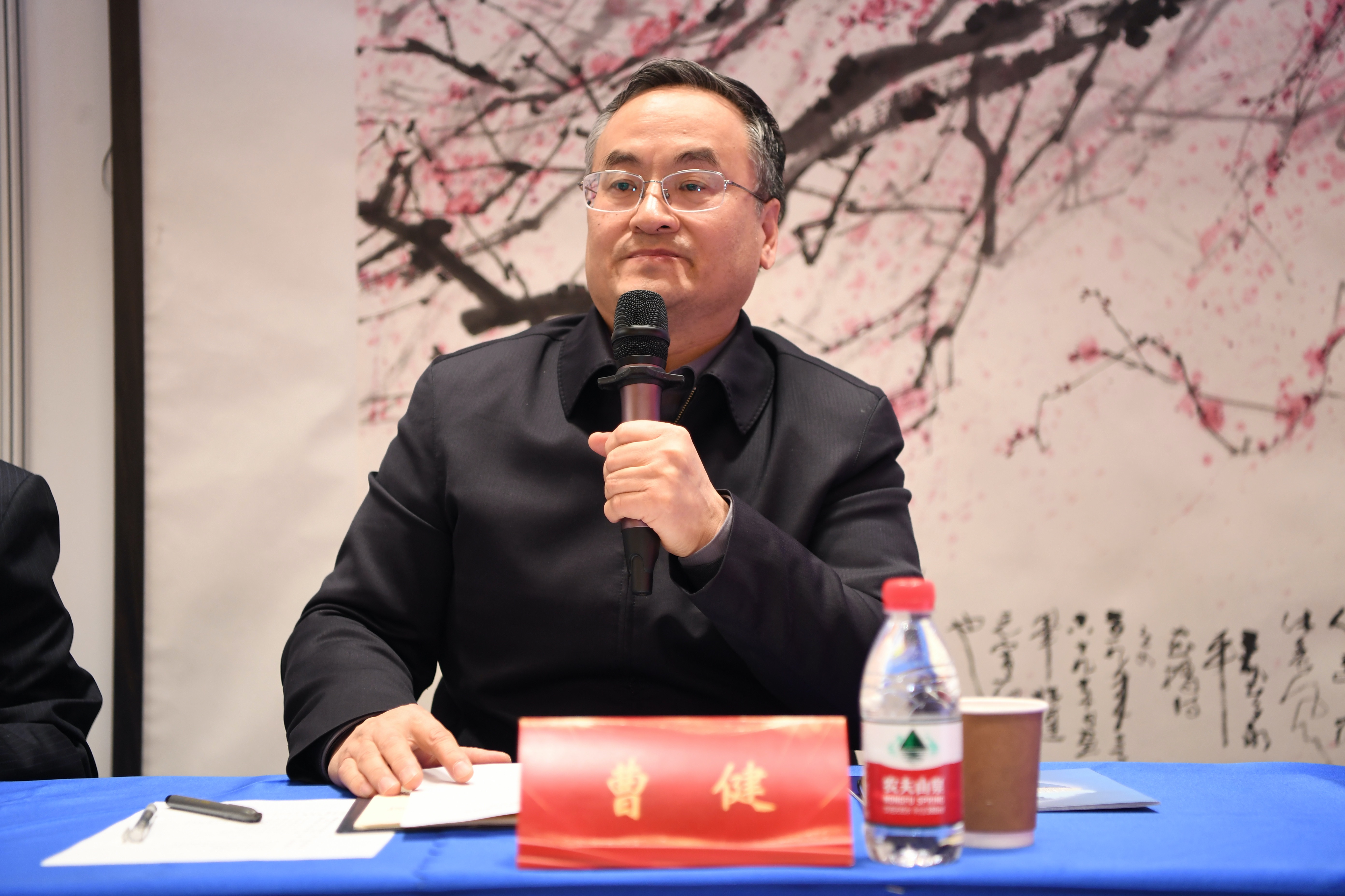 副秘书长主持会议中华志愿者协会会长宋志强,副会长姚立新,副会长曹健