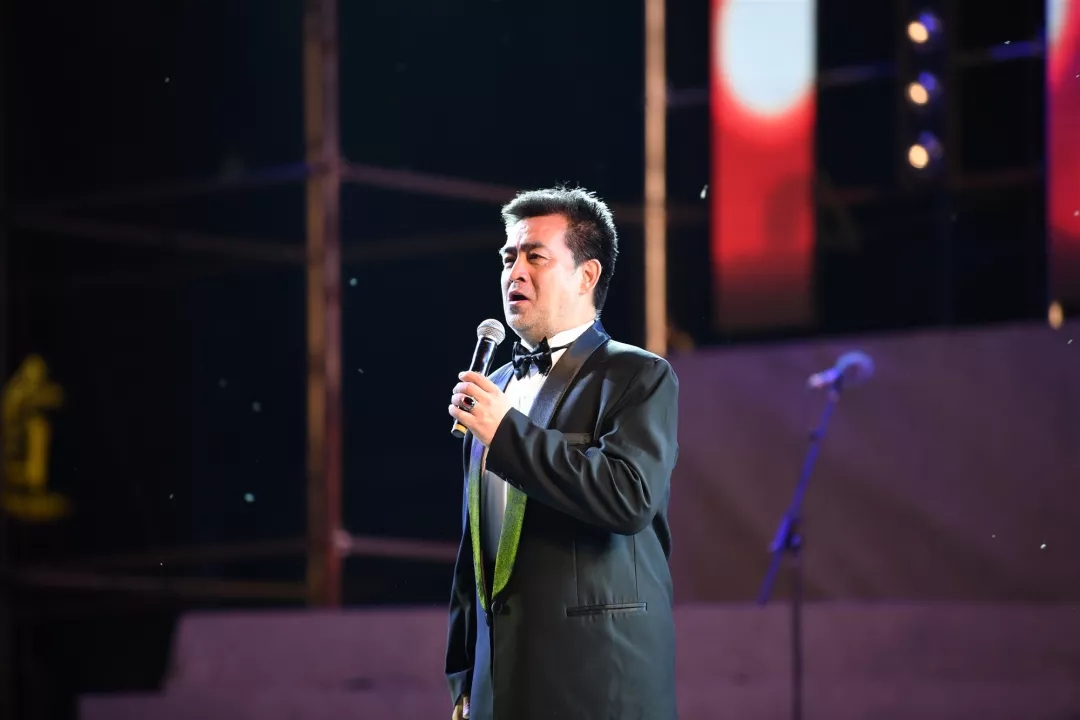 者:哈尔滨歌剧院国家一级男高音歌唱家 潘志刚快板《升国旗》选送单位