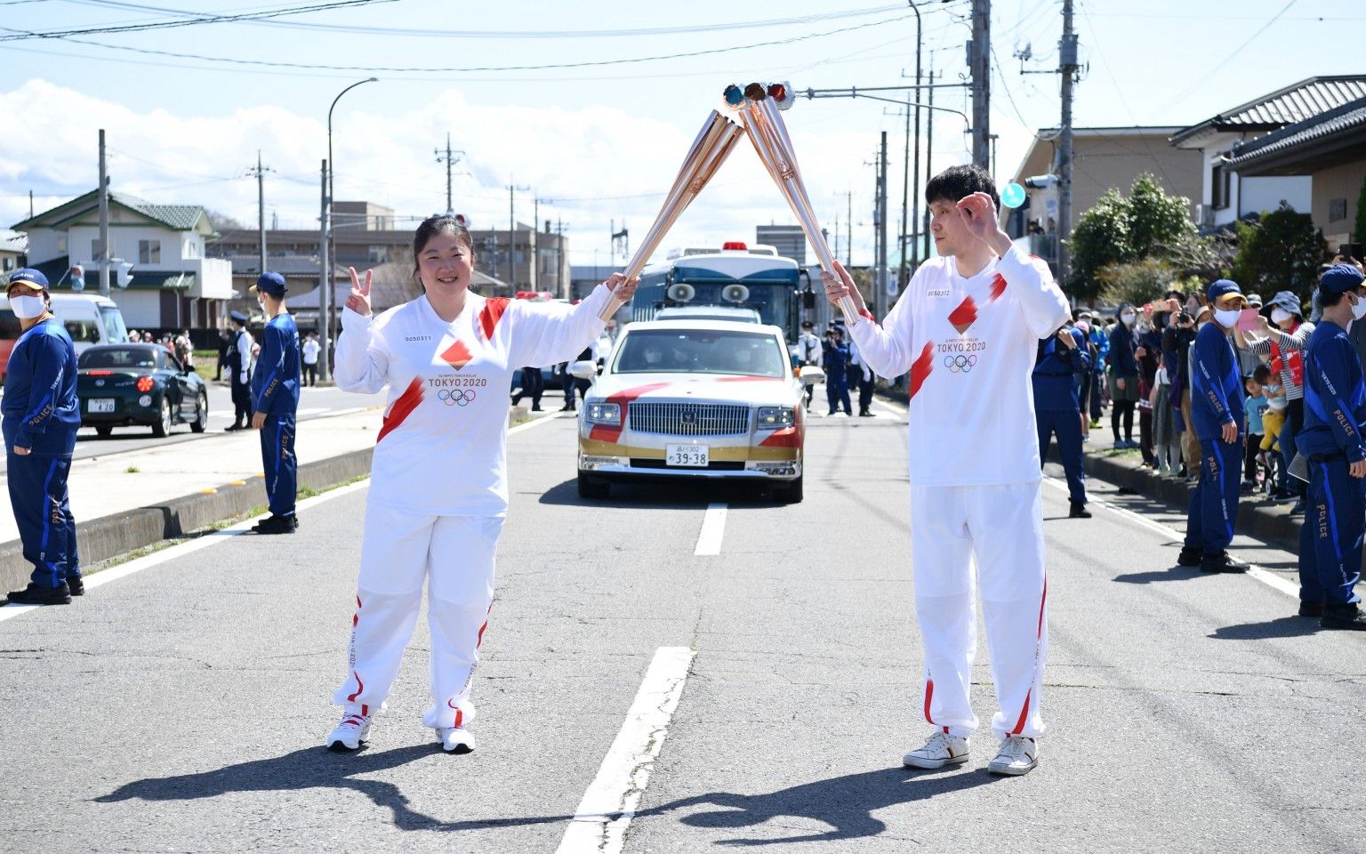 3月29日,侯嘉怡(左)在枥木县参与圣火传递.