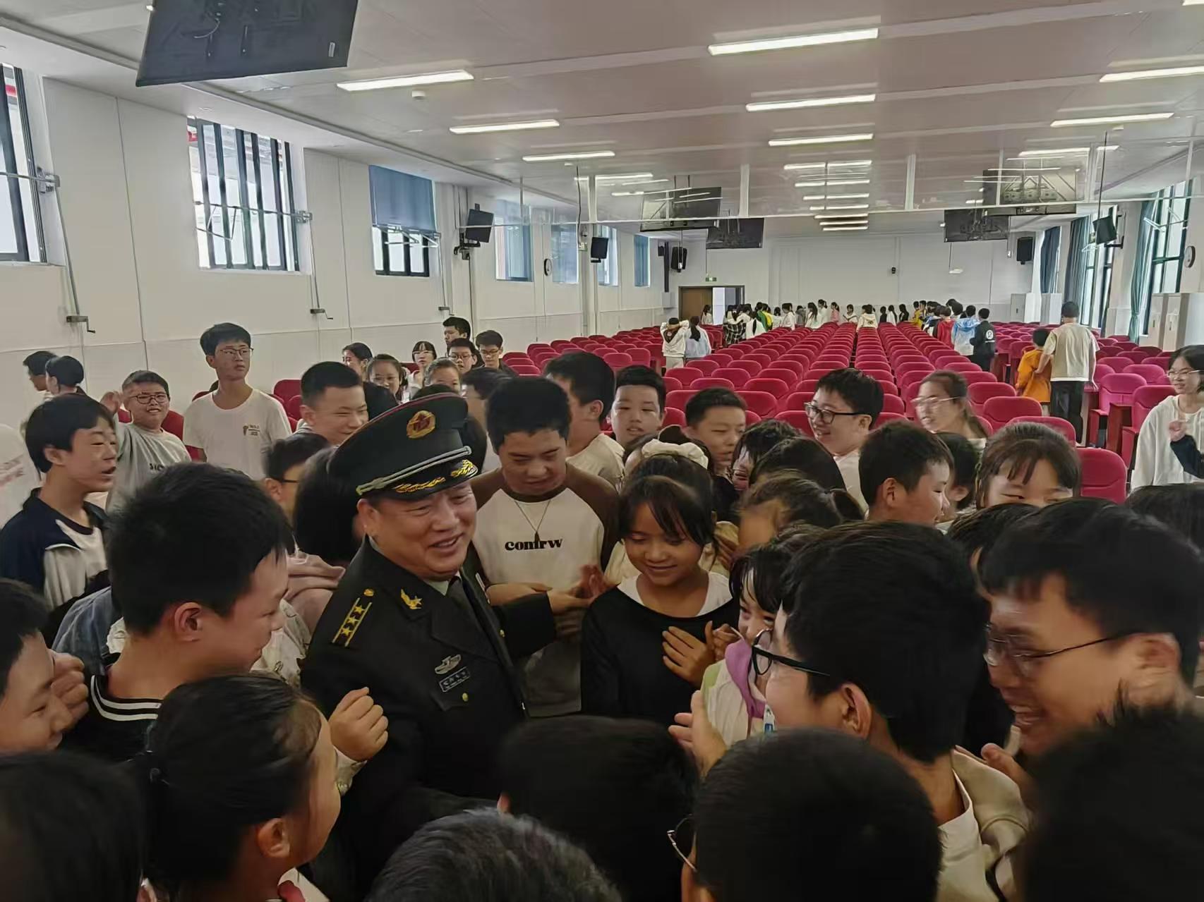 【雷锋在线】传播雷锋精神,资助困难学生 - 中华志愿者