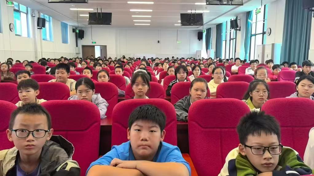 【雷锋在线】传播雷锋精神,资助困难学生 - 中华志愿者